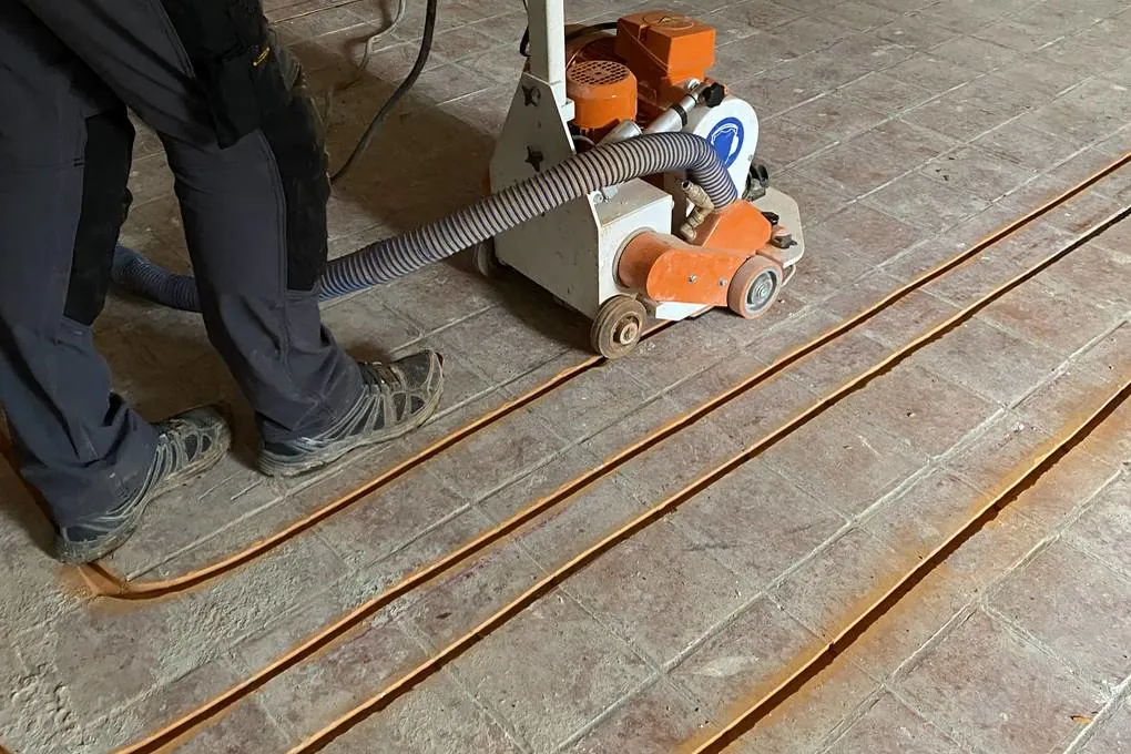 Le plancher chauffant fraisé dans votre carrelage existant, sans le démonter